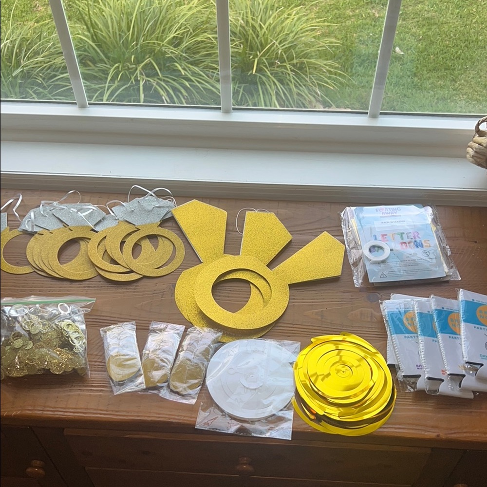 Gold and White Bachelorette Party Decoration Set